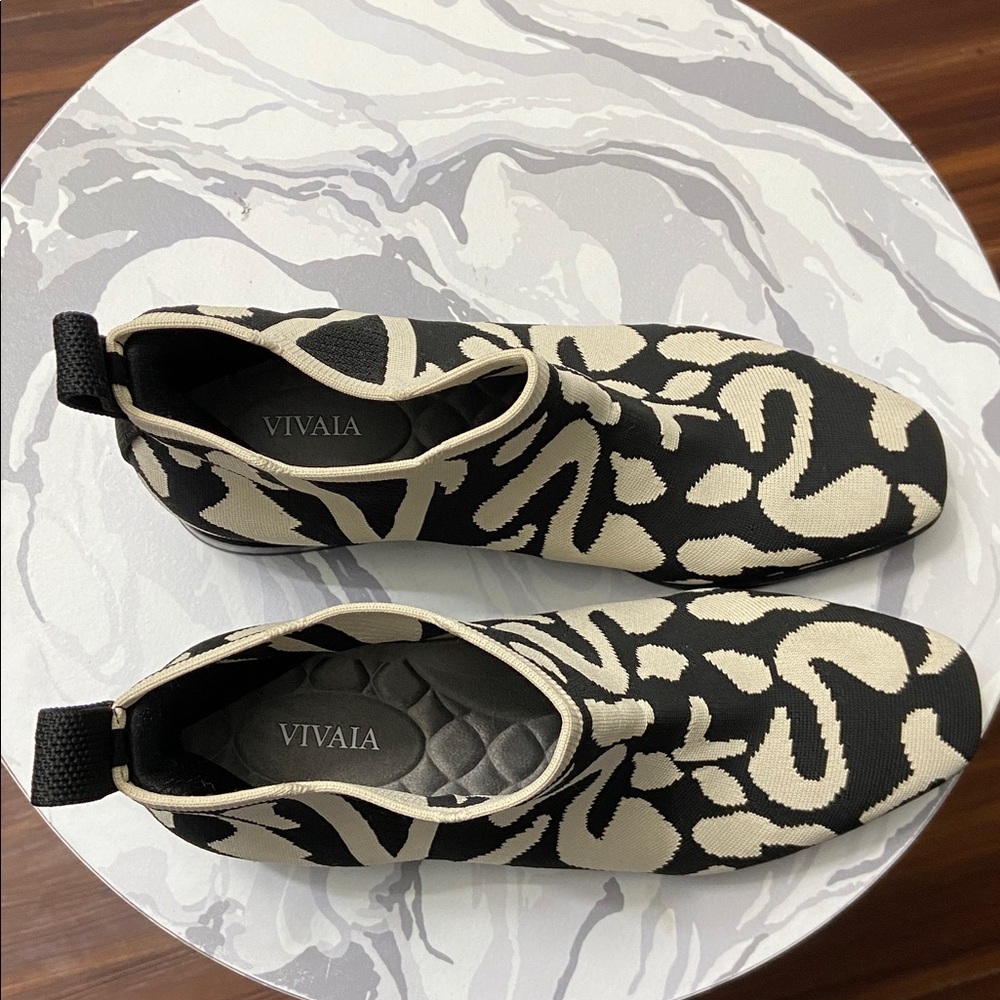 Vivaia Ecru Tiger Chelsea Boots. Excellent condition. women’s size 8. - Picture 6 of 7